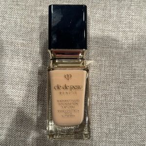 De De Peau Radiant Fluid Foundation Natural Shade 010 Light Ocher